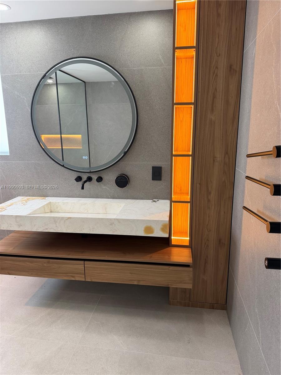 SPANISH LAKES - Residential Lease