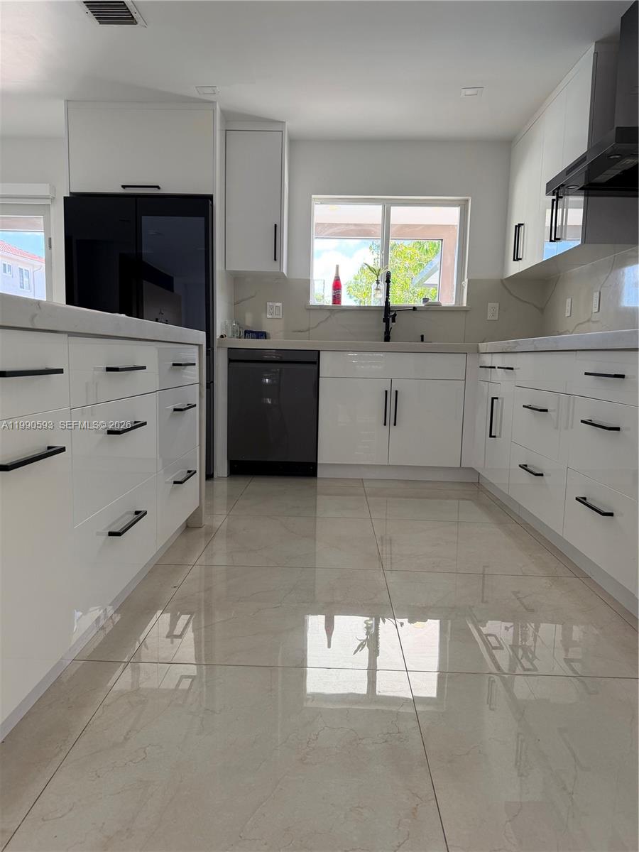 SPANISH LAKES - Residential Lease