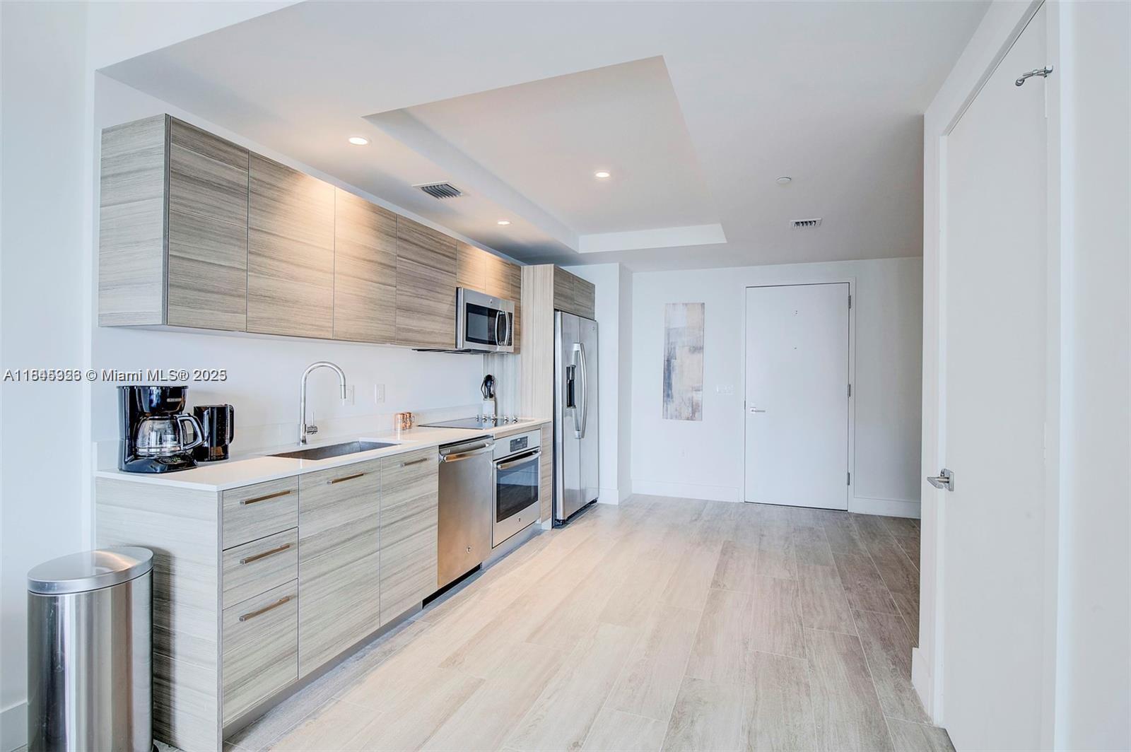 121 NE 34th St 806
