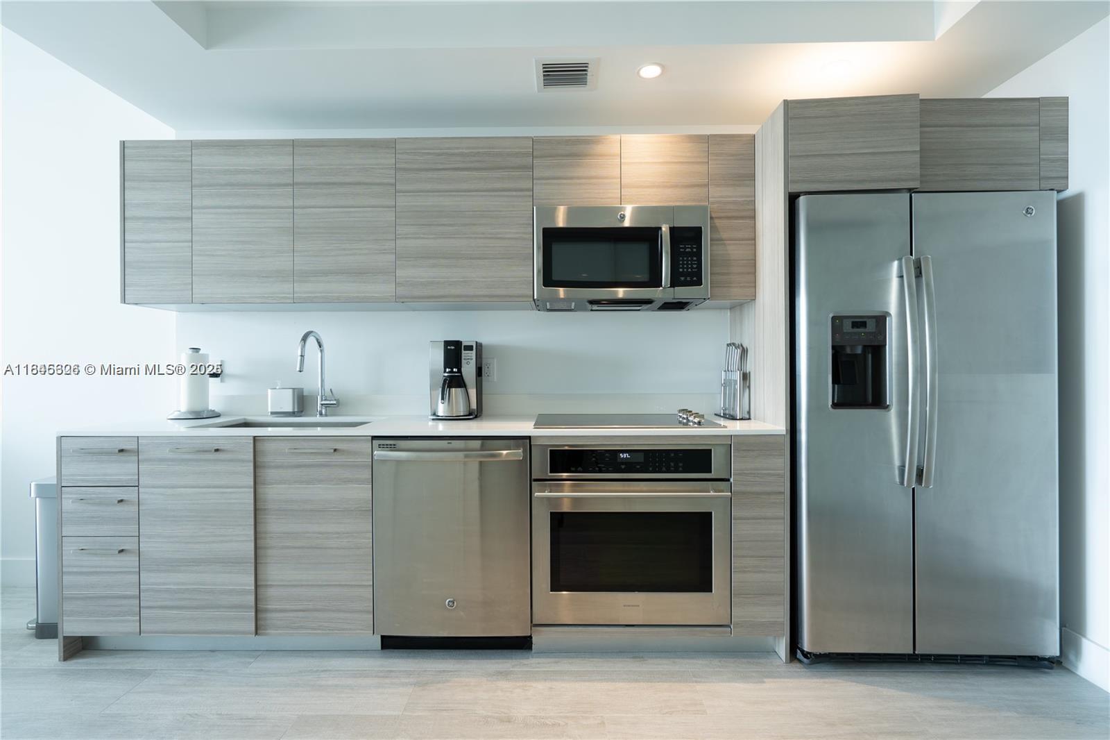 121 NE 34th St 806