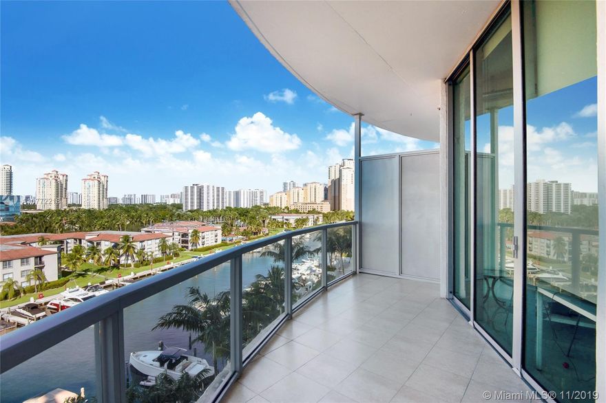 1 bedroom + den (converted into a second room) + 2 full bathrooms, water views, 1 assigned parking space, basic cable and internet included stainless steel appliances and Italian kitchen cabinets. Building offers a + amenities such as: gym, pool, Jacuzzi, yoga room, business center, marina, tennis and basketball court, valet, concierge 24 hrs., party room, free Wi-Fi in the common areas.