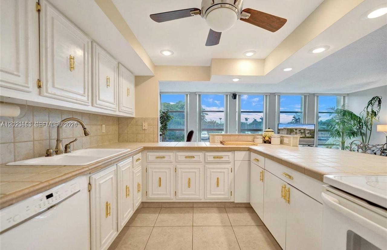 601 Three Islands Blv 205