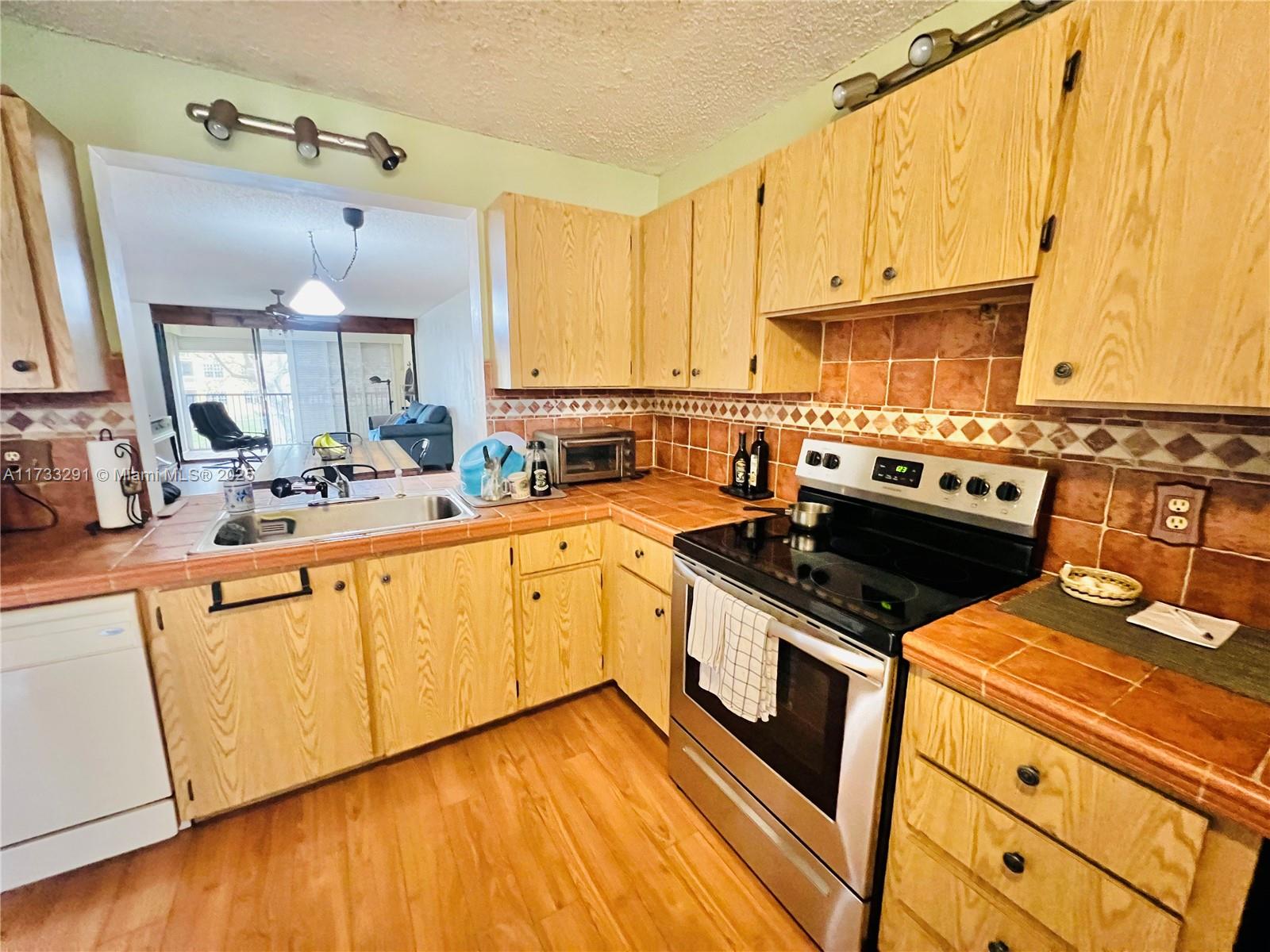JACARANDA HEIGHTS CONDO - Residential
