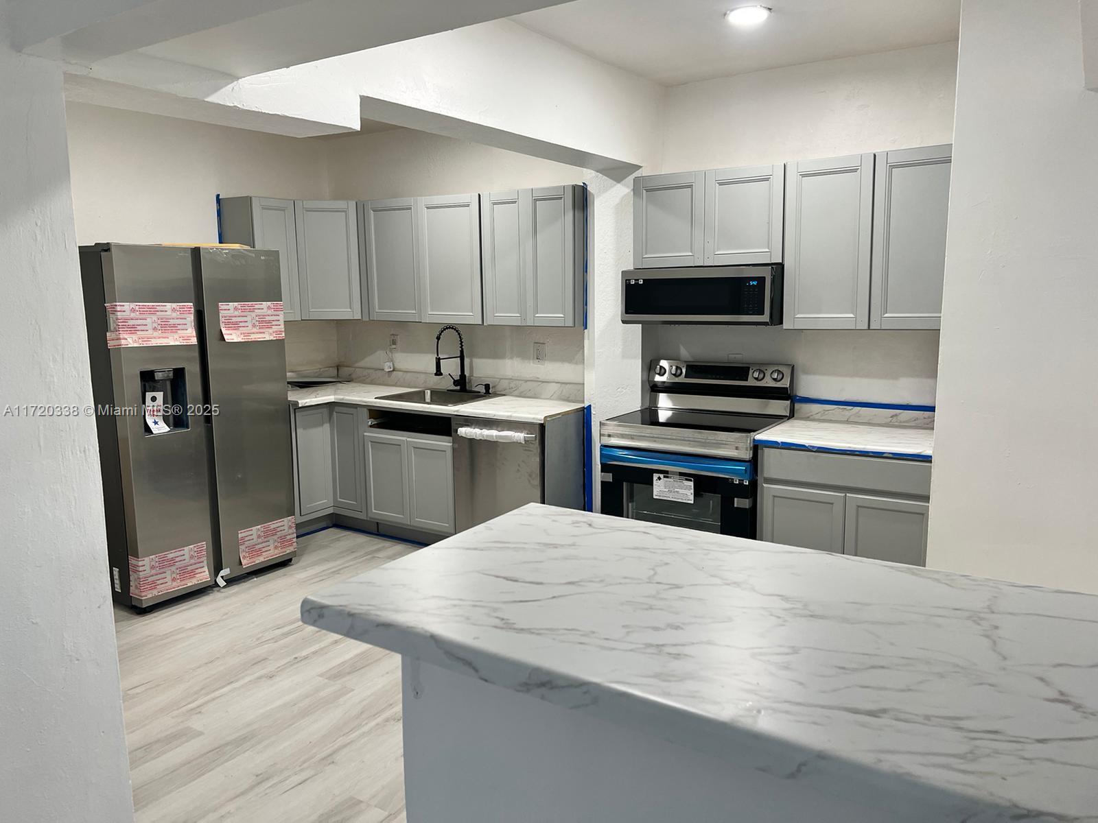 PALMLAND ESTATES - Residential Lease