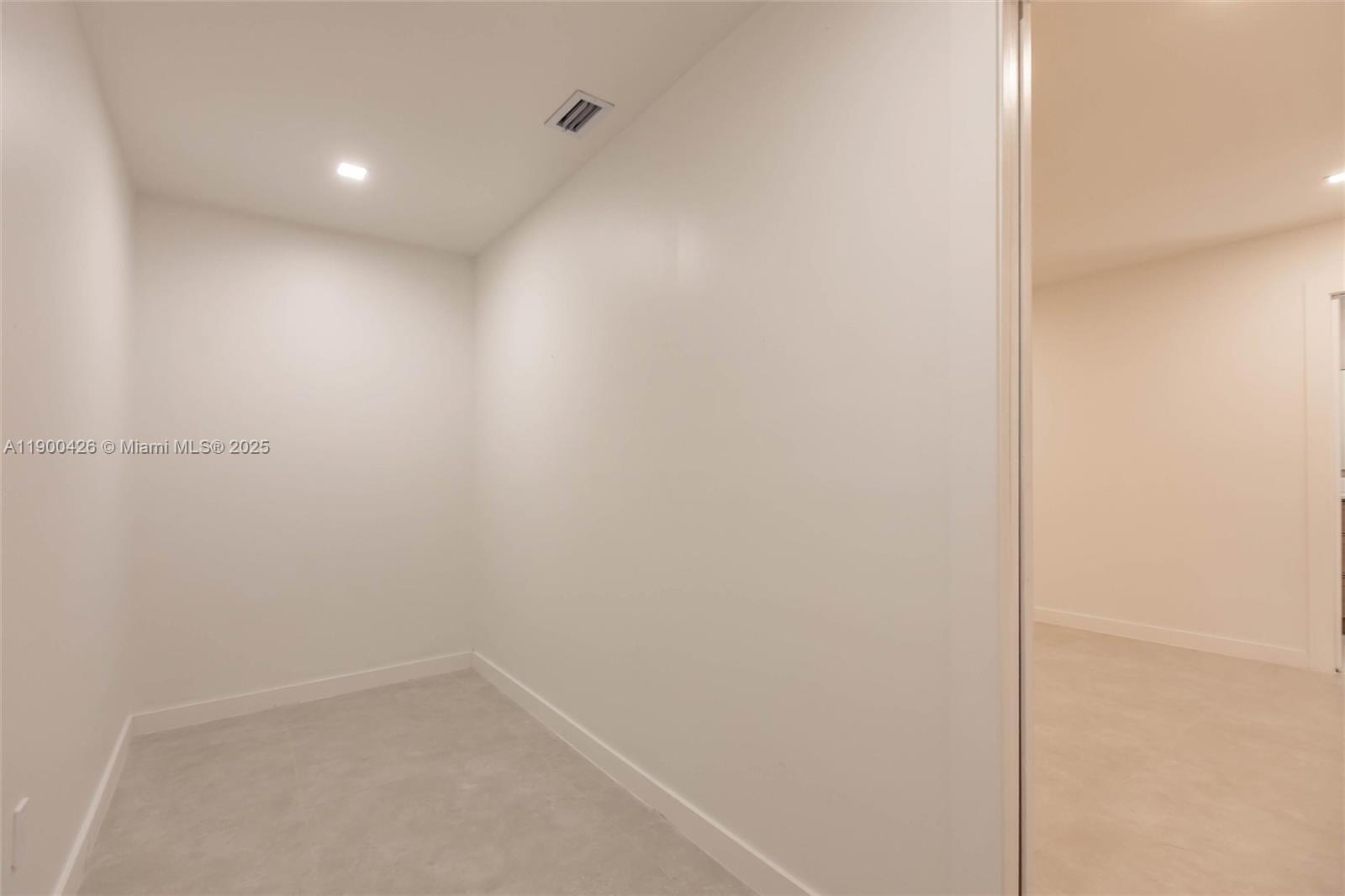 SUNRISE GOLF VILLAGE SEC - Residential Lease