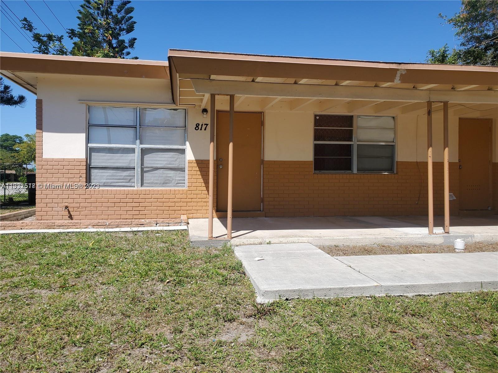 CLEAN 1 BEDROOM 1 BATHROOM DUPLEX WITH WASHER AND DRYER. VERY SPACIOUS! WALL UNIT NO CENTRAL AC. CORNER HOME! 5 MINUTES TO i95 AND 10 MINUTES FROM LAS OLAS. NOT PETS, PARKING FOR 1 OR 2 SMALLER CARS ONLY. LANDSCAPE INCLUDED. NO HOA APPROVAL.