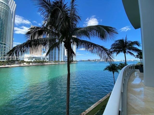 Incredible waterfront residence at luxurious Carbonell located on exclusive Brickell Key Island. Marble floors throughout with incredible views of the Miami River, Biscayne Bay, and the Port of Miami. Split floor plan. Large kitchen with breakfast area overlooking the Bay. Resort style amenities include concierge, two tennis courts, golf putting green, indoor racquetball, indoor basketball court, two story fitness center, BBQ area, children’s playroom, resident conference room, computer room, party room with sweeping bay views, complimentary valet for guests. Enjoy island living in the heart of Miamis vibrant financial district.