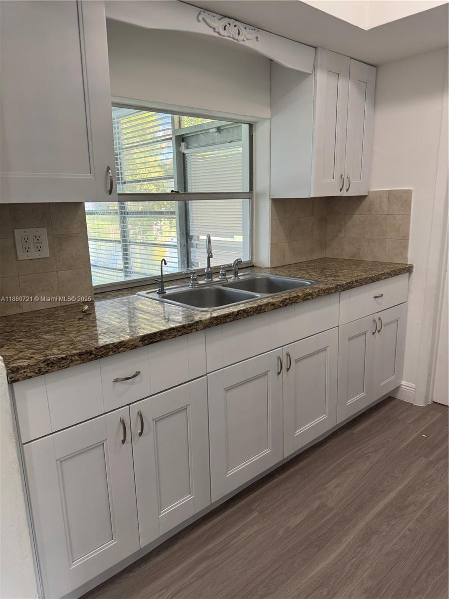 VERY NICE, COMPLETELY REMODELED 2 BEDROOM, 1 BATH WITH ONE CAR GARAGE. BACKYARD WITH CANAL VIEW TO ENJOY AT SUNSET, REMODELED GRANITE KITCHEN, FLORIDA ROOM & CENTRAL AIR, WASHER/DRYER IN UNIT. NO ASSOCIATION APPROVAL. MOVE IN WITH FIRST MONTH RENT AND TWO MONTHS SECURITY DEPOSITS W/CREDIT OVER 630.