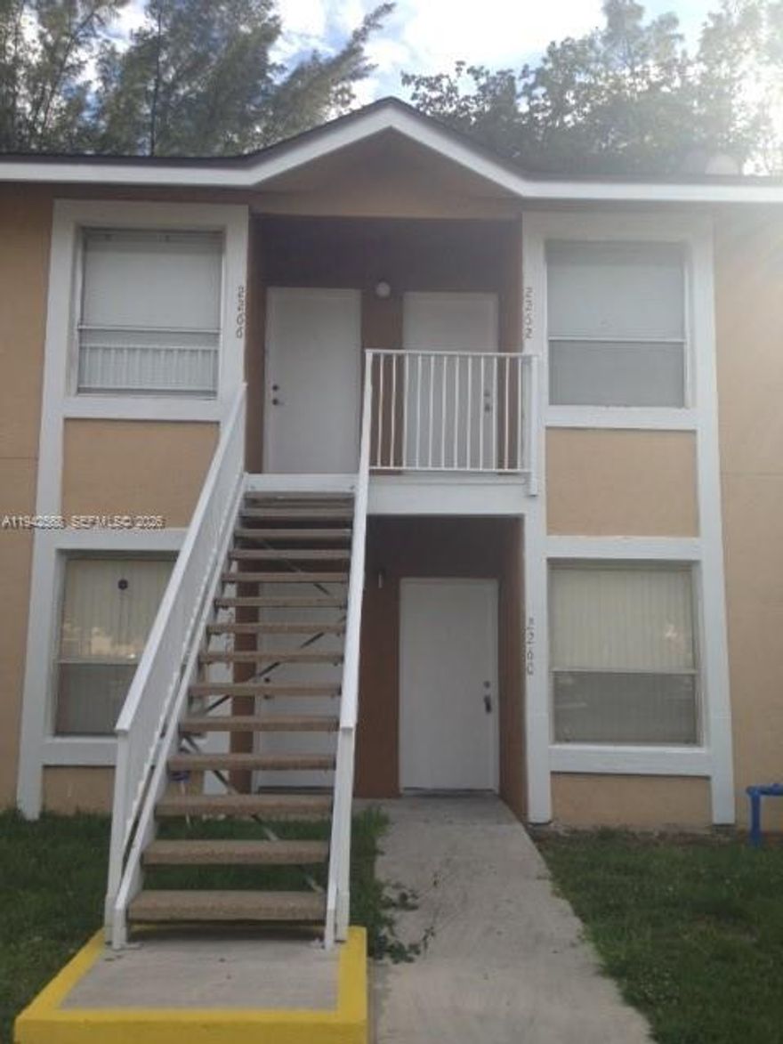 1BED 1 BATH, GROUND FLOOR UNIT, TILE AND CARPET FLOORS, KITCHEN TO PASS TROUGH TO DINING AREA, SCREENED PATIO WITH GARDEN VIEW