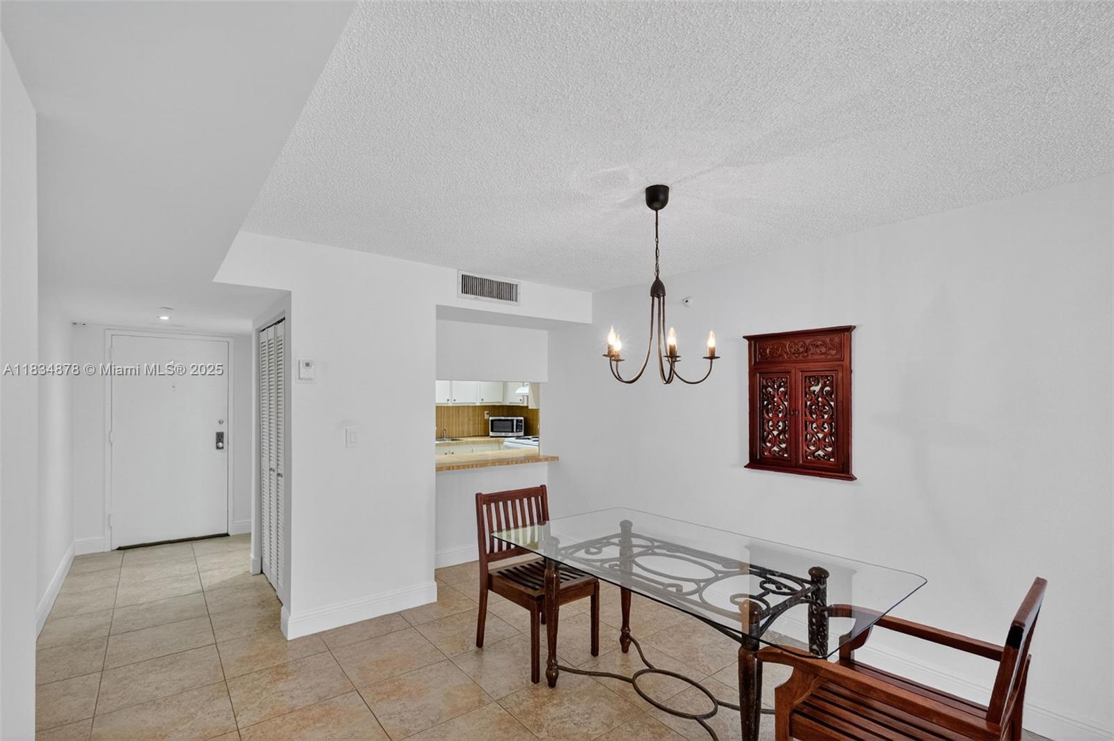 2401 Collins Ave 1212