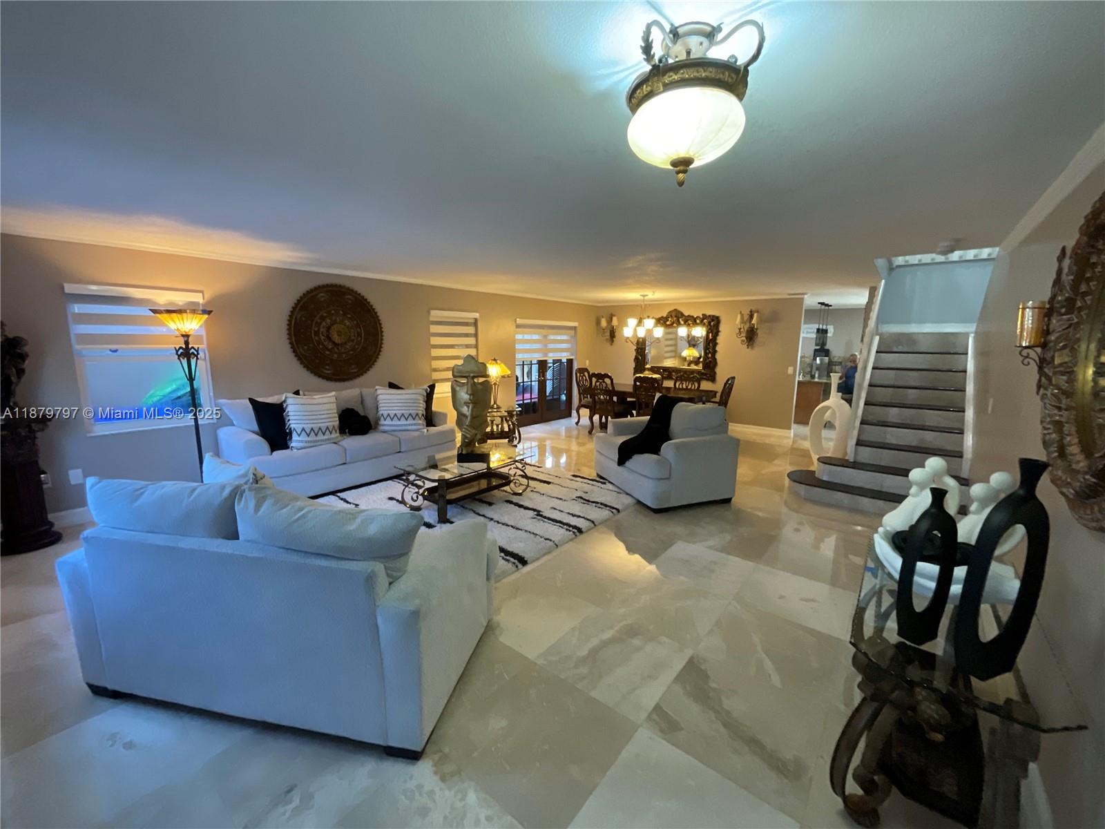 This spacious two-story property, located in a quiet community, offers six bedrooms and multiple living spaces. The home features a private pool, barbecue area, and a backyard designed for family enjoyment. The interior layout is spacious and functional, ensuring comfort in every room. The property is in excellent condition and ready to move in. Ideal for large families or those looking for a comfortable residential setting with easy access to shops, schools, and main roads.