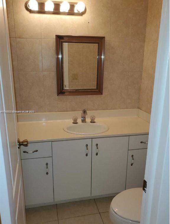 LAKES OF THE MEADOW SEC 5 - Residential Lease