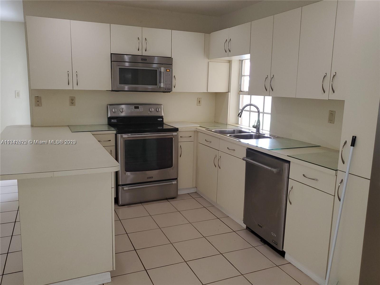 LAKES OF THE MEADOW SEC 5 - Residential Lease