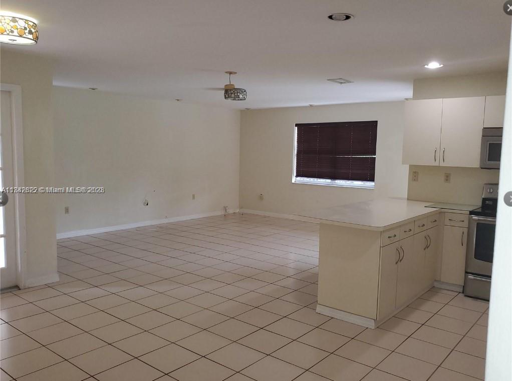 LAKES OF THE MEADOW SEC 5 - Residential Lease