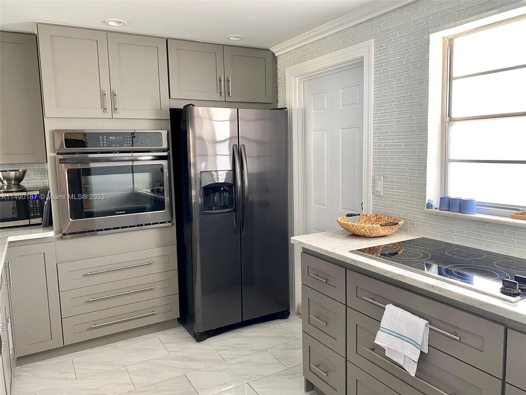 Photo of 609 NE 14th Ave #507, Hallandale Beach, FL 33009 (MLS # A11490187)