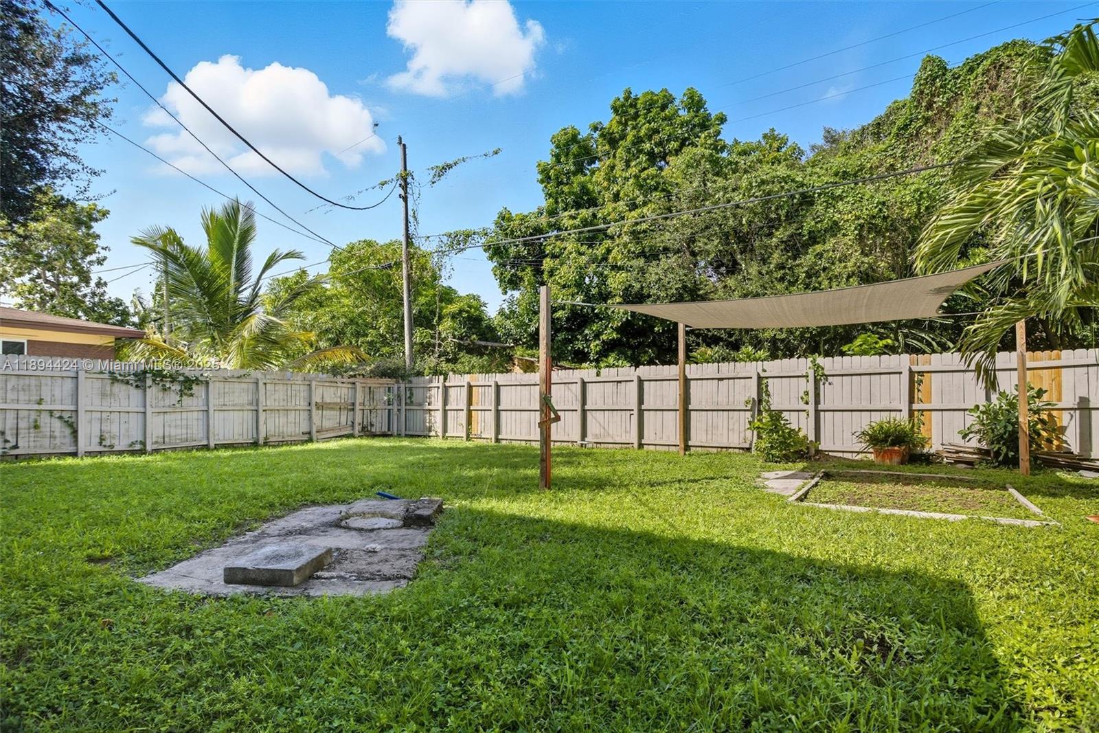 HOLLYWOOD BEACH GARDENS - Residential
