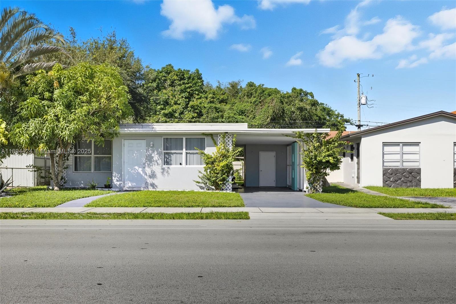 HOLLYWOOD BEACH GARDENS - Residential