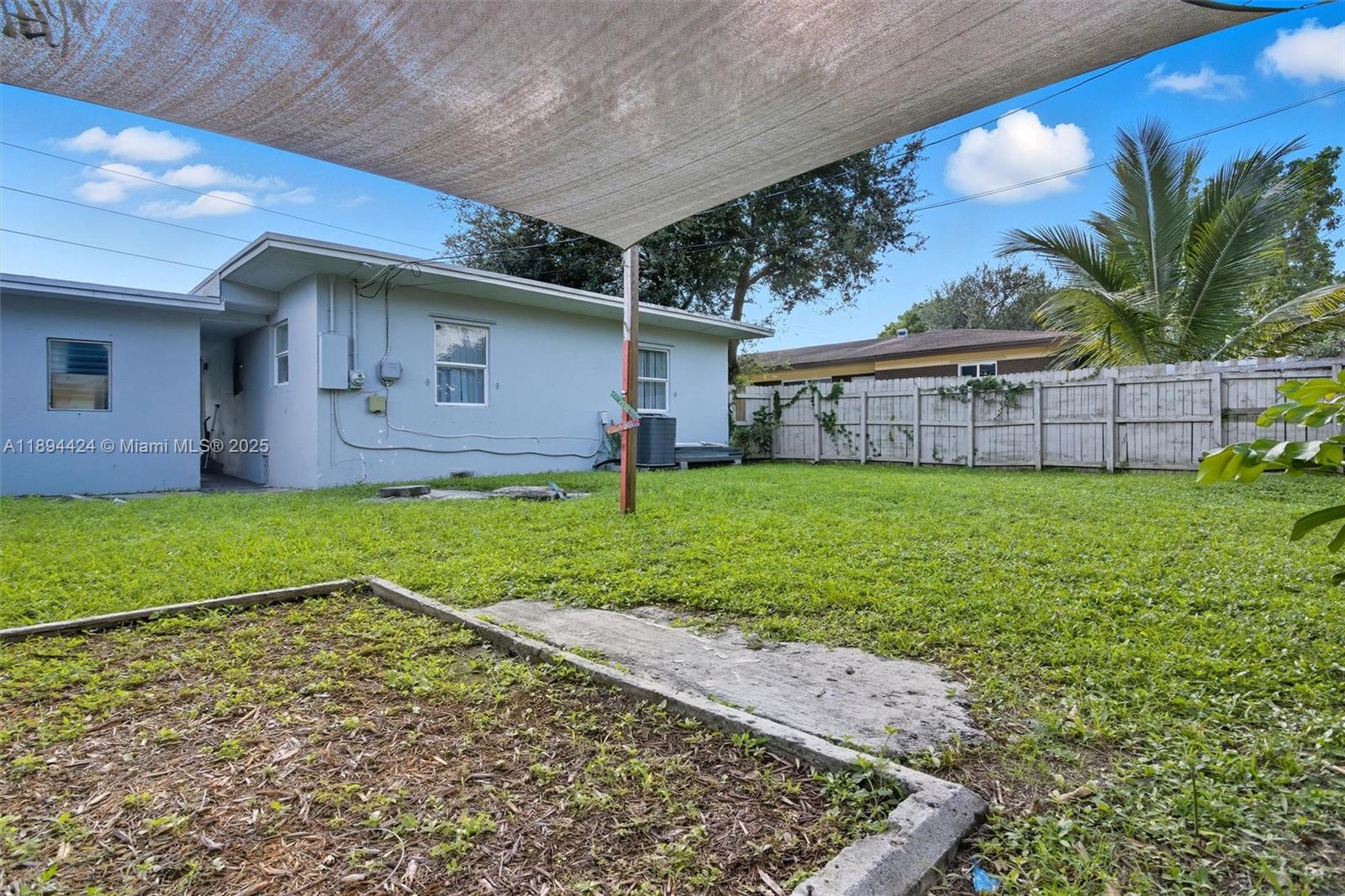 HOLLYWOOD BEACH GARDENS - Residential