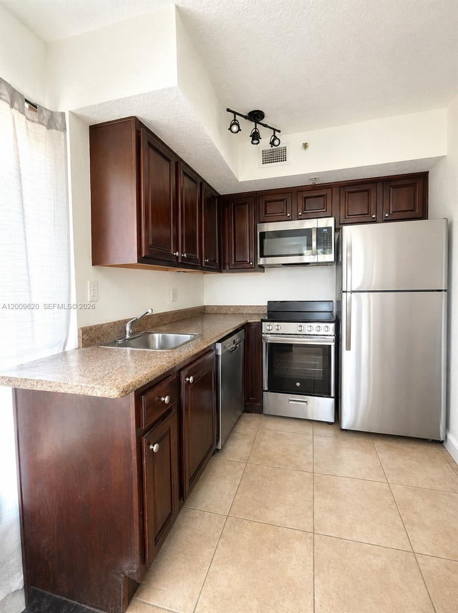 LAS BRISAS OF MIAMI BEACH - Residential