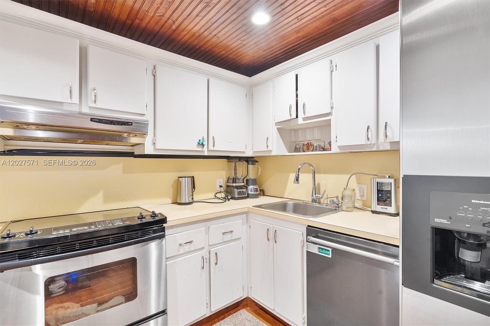 BISCAYA IV CONDO - Residential