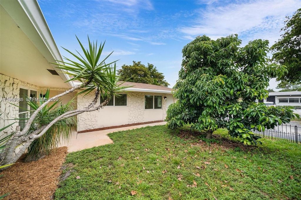 Photo of 107 SE 5th St #N, Dania Beach, FL 33004 (MLS # A11962685)