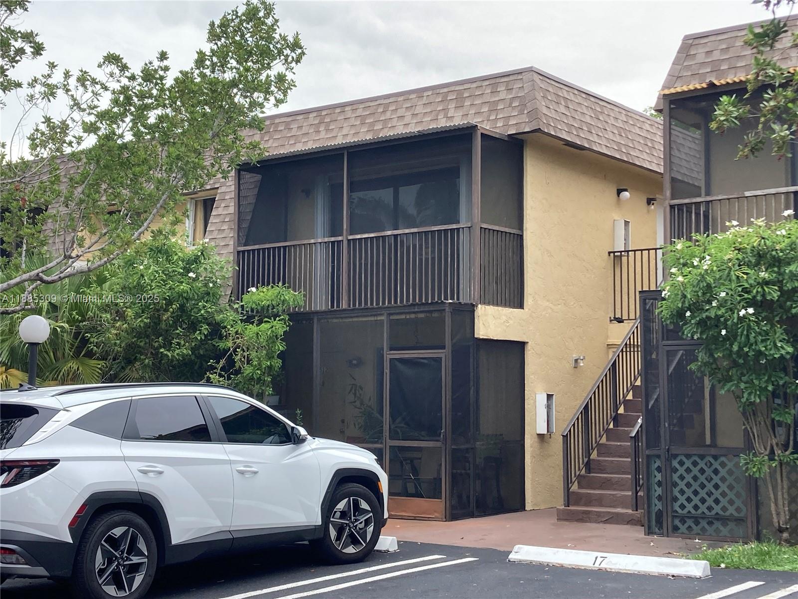 VILLAGE TOWNHOUSE-POMPANO - Residential