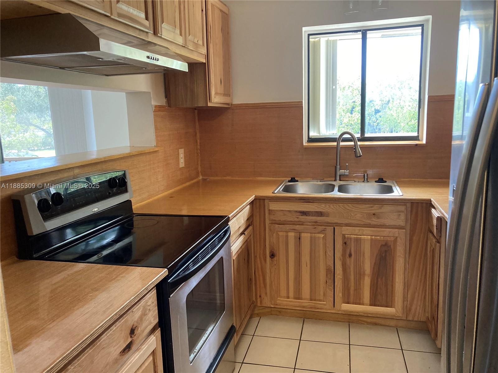 VILLAGE TOWNHOUSE-POMPANO - Residential