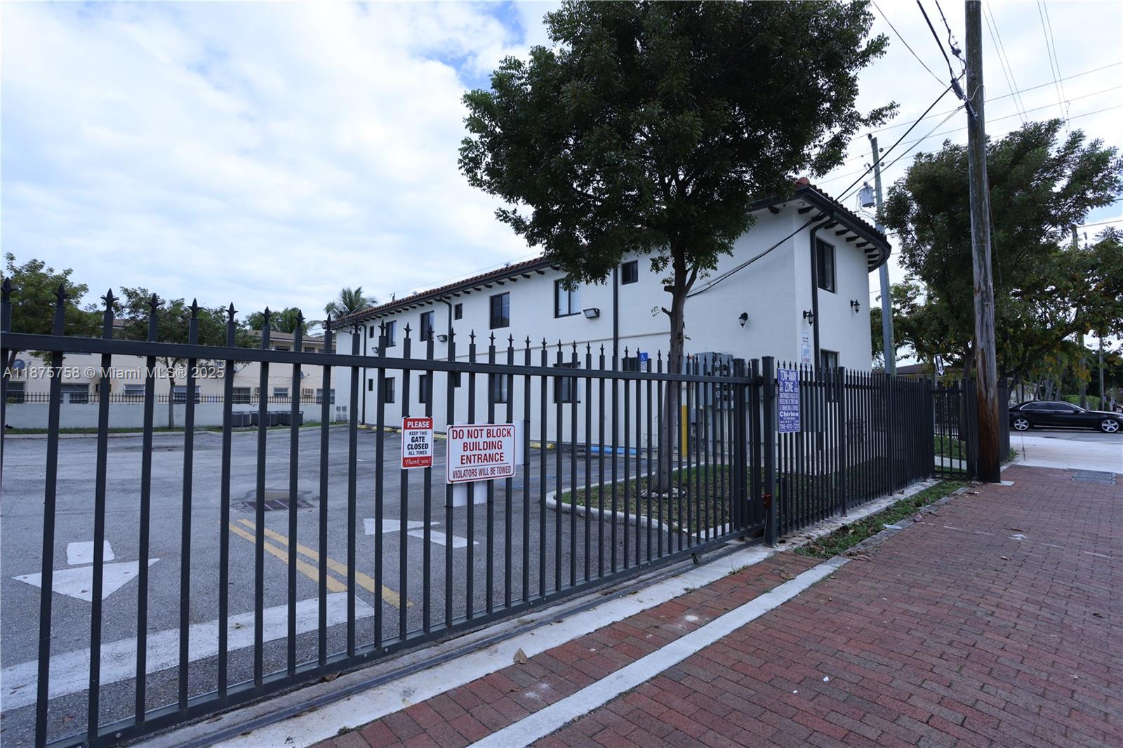 Main image without alt text