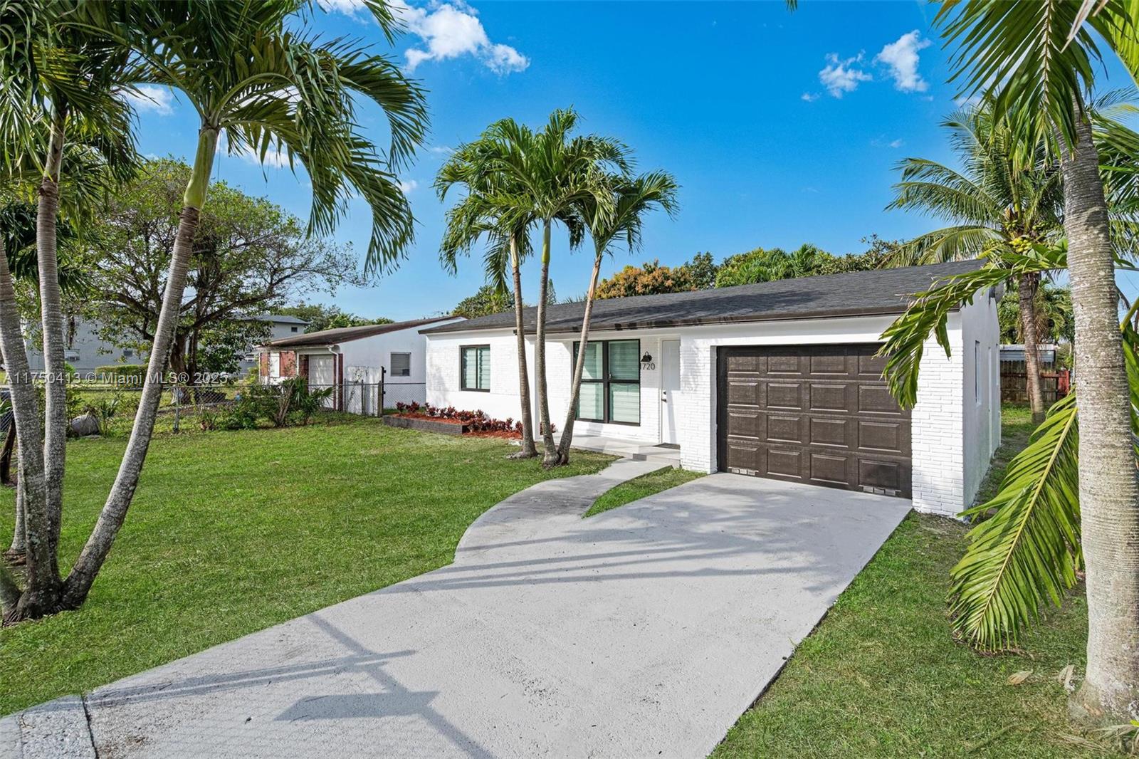CONNER LOT HOME. 2BED AND 2BATH PLUS A DEN.
