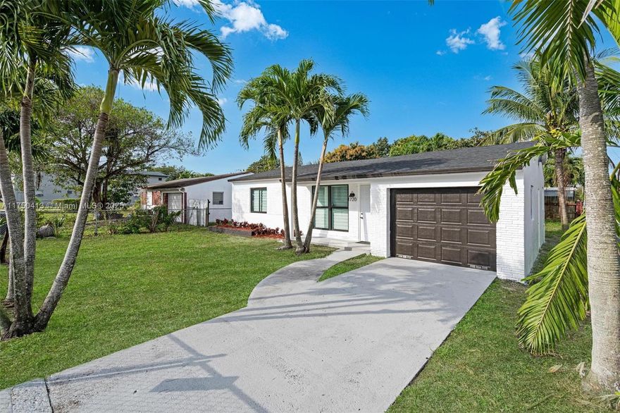 CONNER LOT HOME. 2BED AND 2BATH PLUS A DEN.