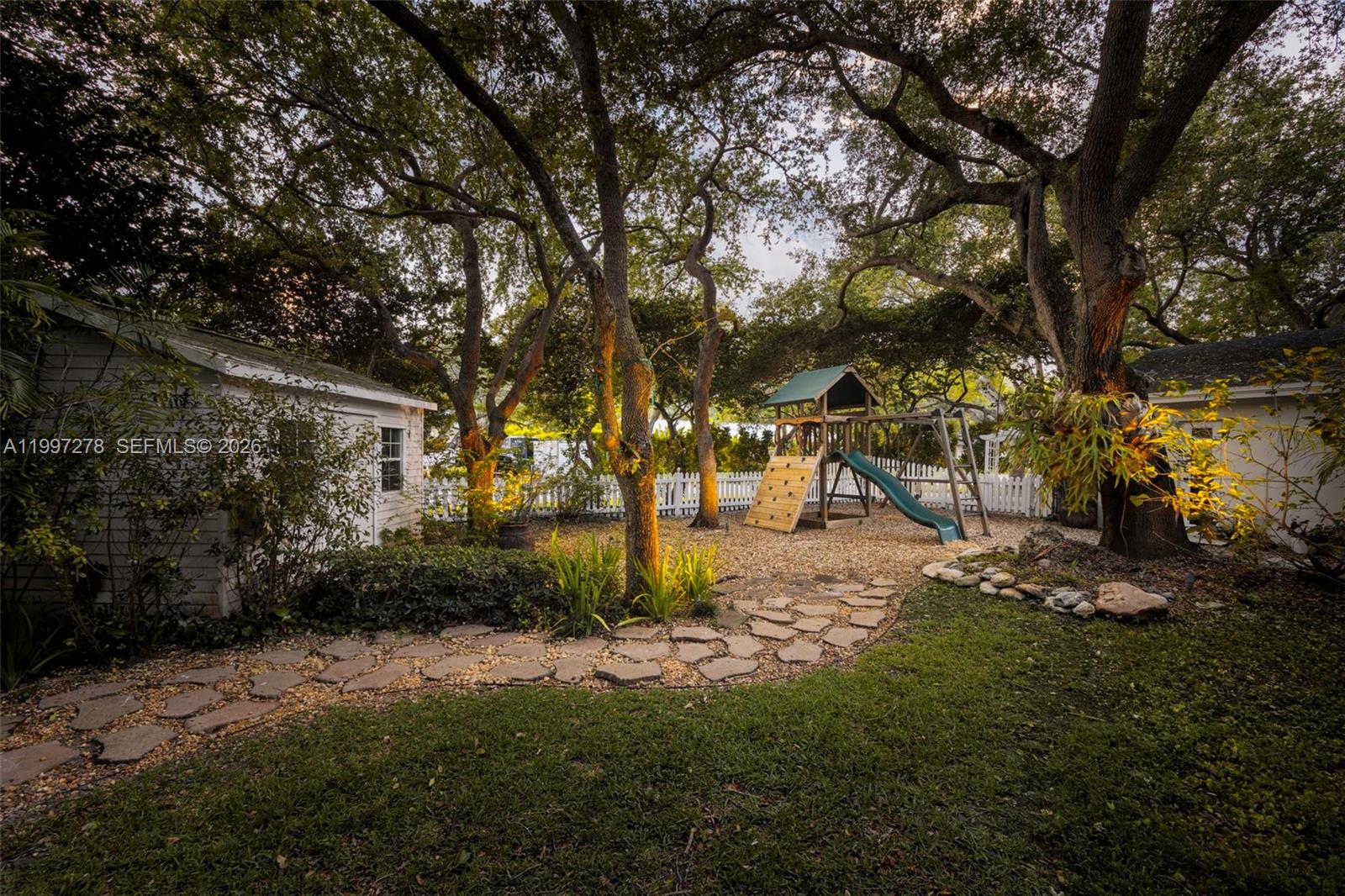 PARIS MANOR EAST - Residential