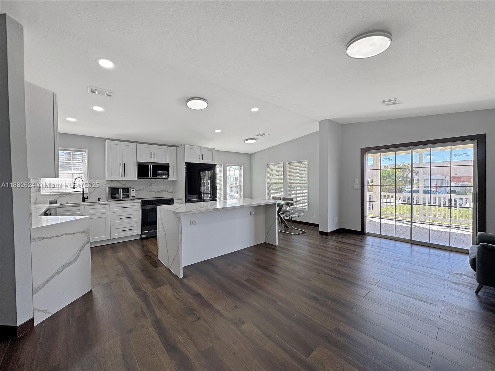 RAVENSWOOD ESTATES & MARI - Residential