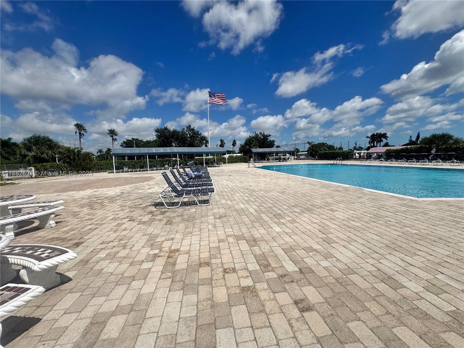 RAVENSWOOD ESTATES & MARI - Residential