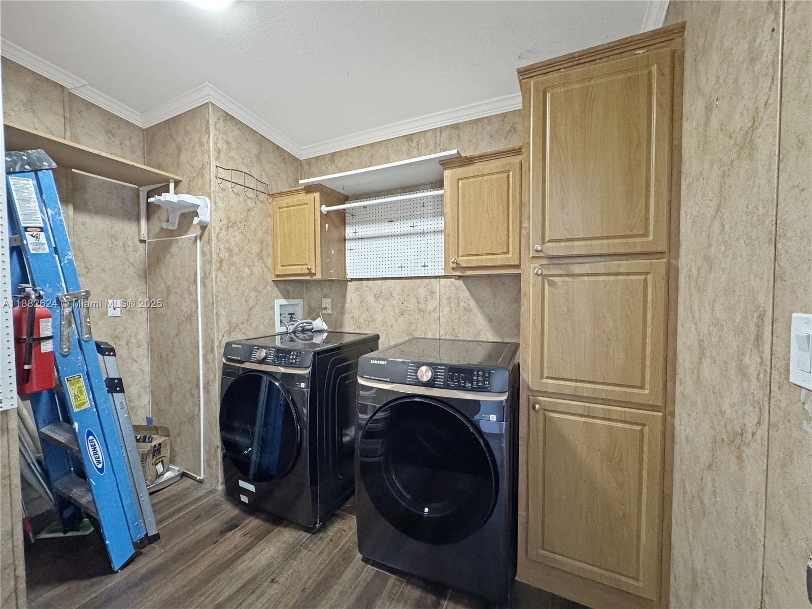 RAVENSWOOD ESTATES & MARI - Residential
