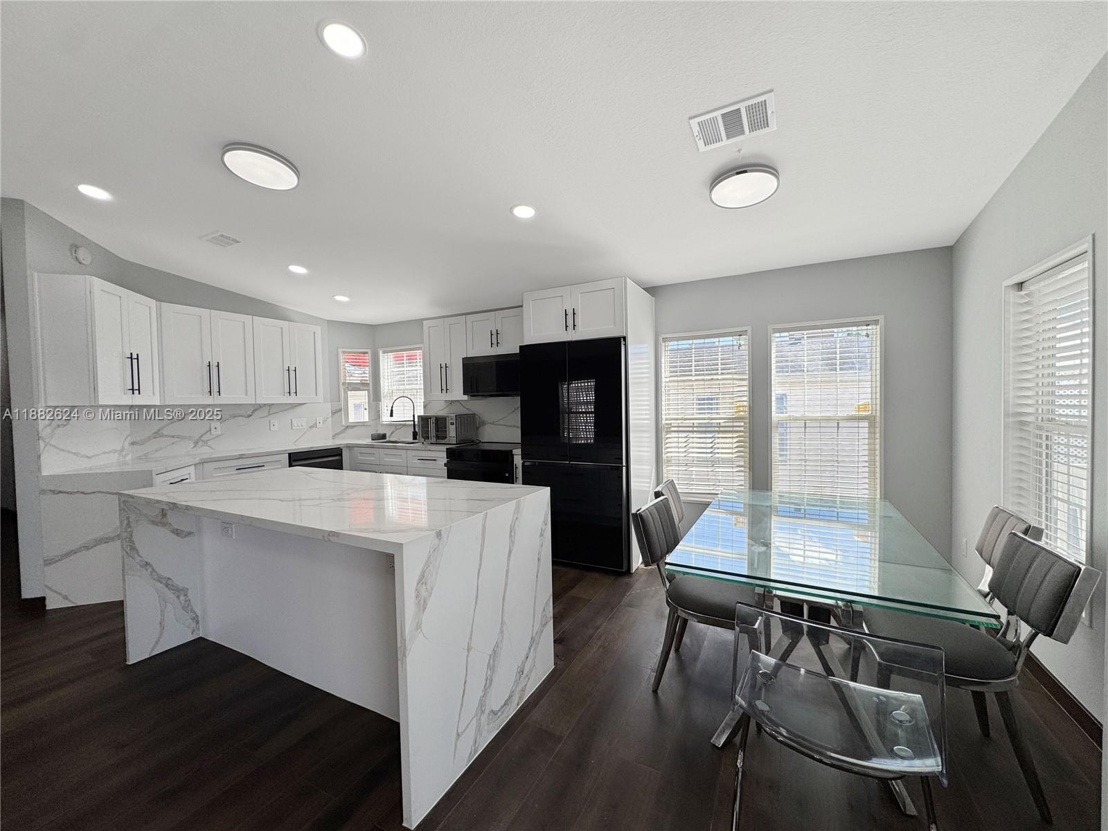 RAVENSWOOD ESTATES & MARI - Residential