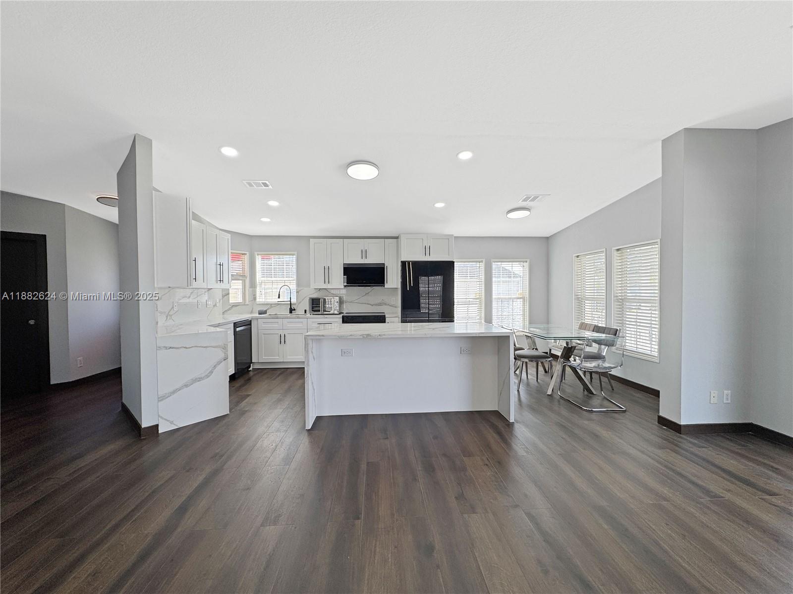 RAVENSWOOD ESTATES & MARI - Residential