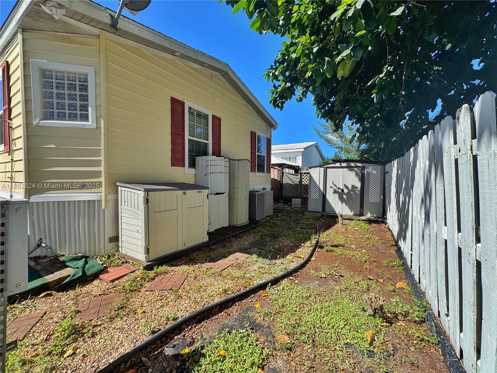 RAVENSWOOD ESTATES & MARI - Residential