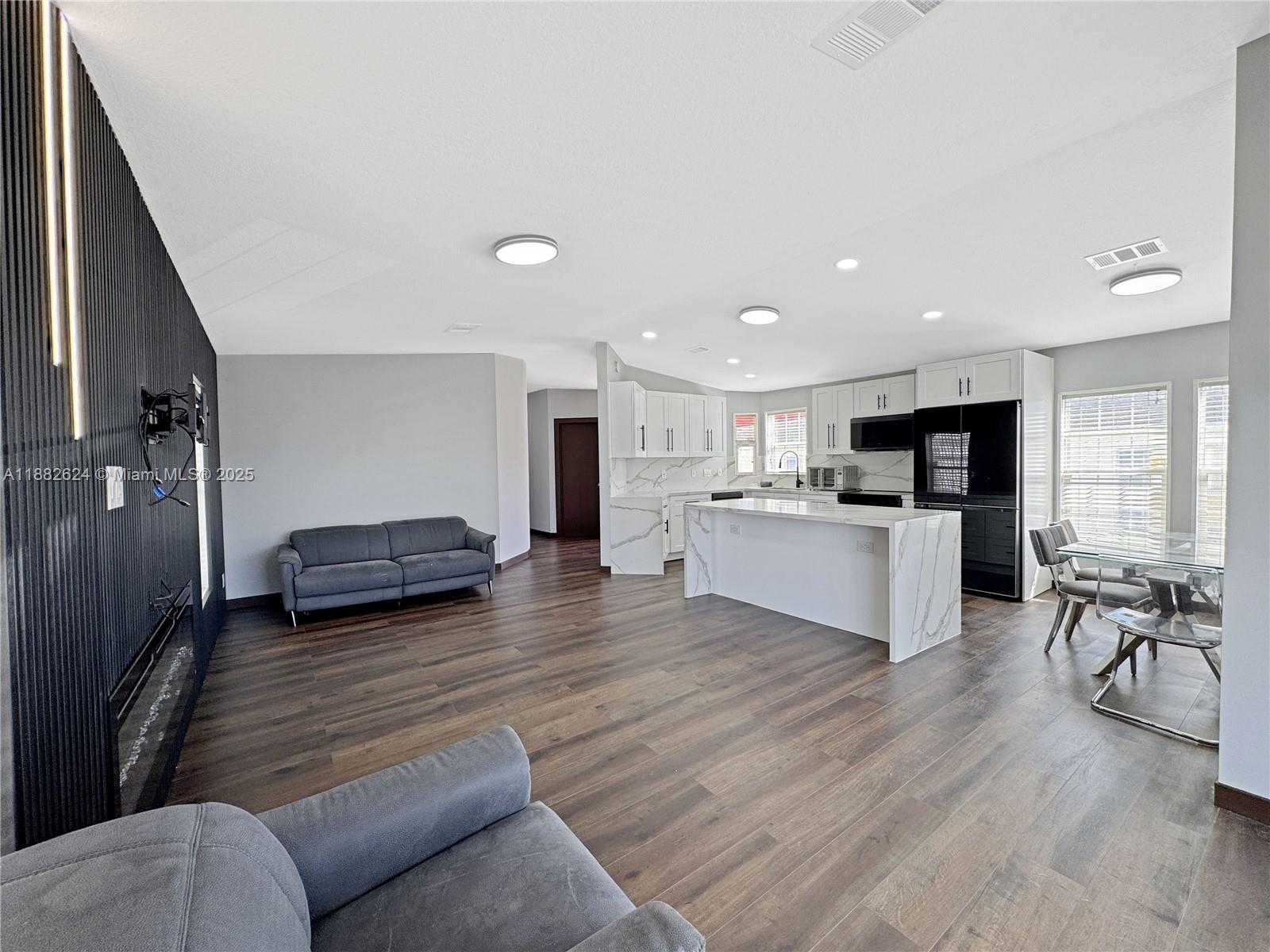 RAVENSWOOD ESTATES & MARI - Residential