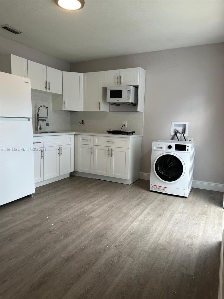Cozy and remodeled Apartment centrally located close to everything, minutes to the Hardrock and the beach with 2 parking spaces. The rent includes all the utilities.