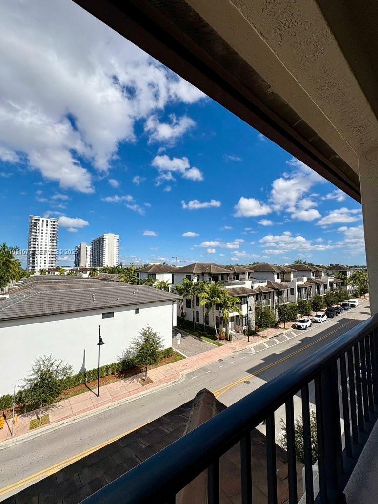 DOWNTOWN DORAL SOUTH PHAS - Residential