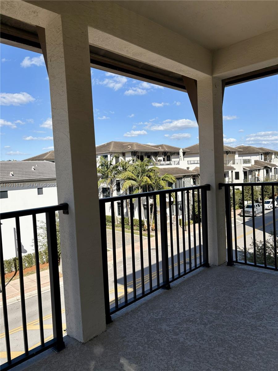 DOWNTOWN DORAL SOUTH PHAS - Residential