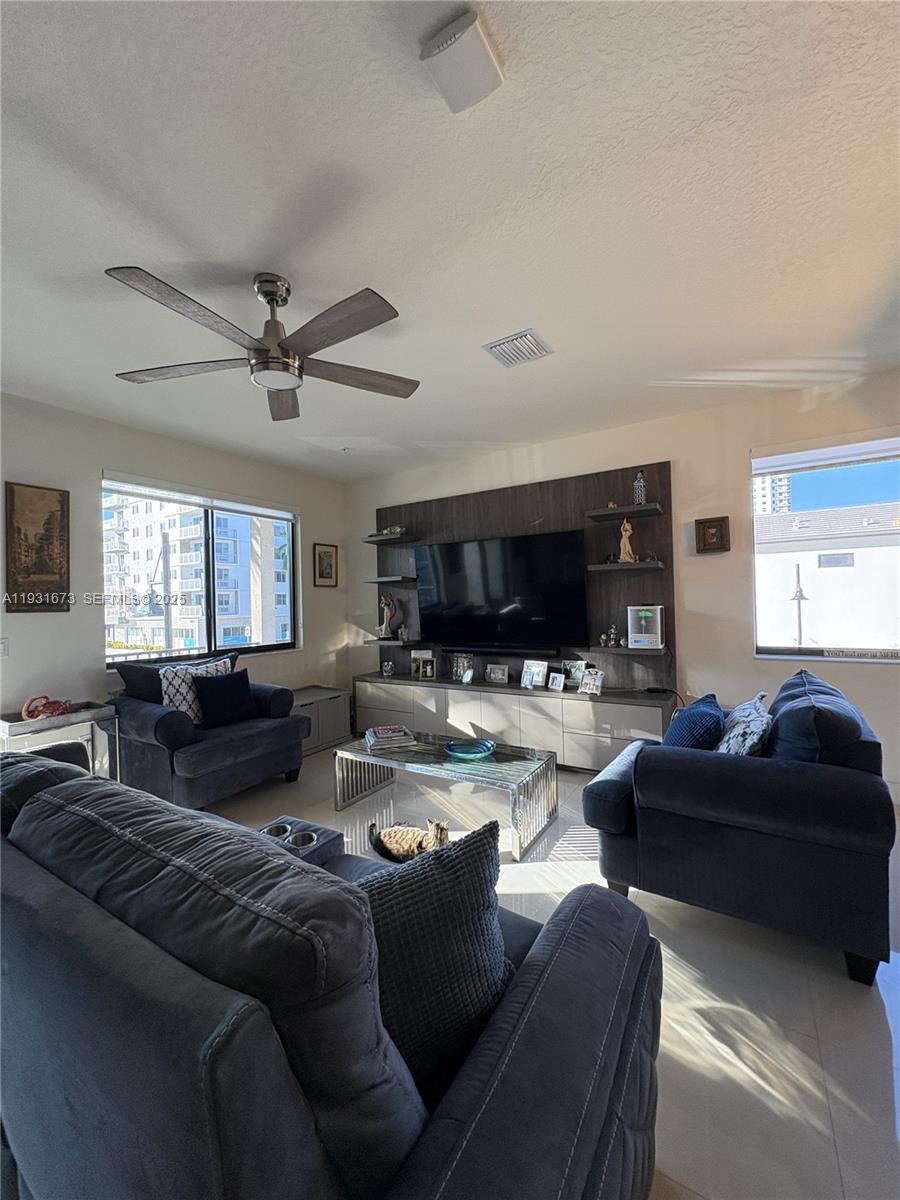 DOWNTOWN DORAL SOUTH PHAS - Residential