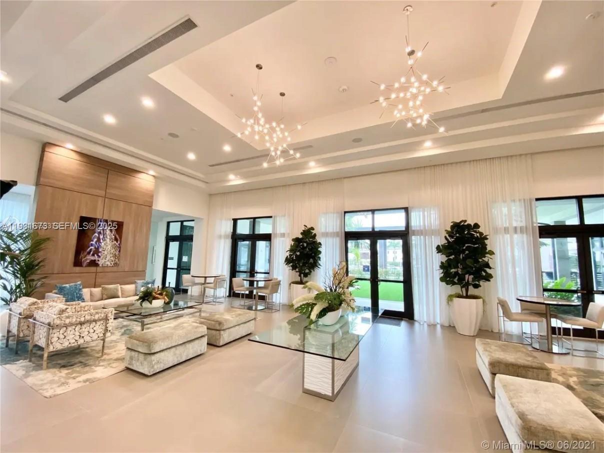 DOWNTOWN DORAL SOUTH PHAS - Residential