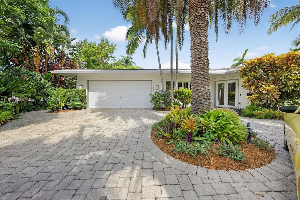 Photo of 1733 NE 35th St, Oakland Park, FL 33334 (MLS # A11870588)