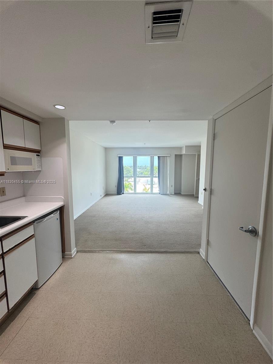 Charming studio in the heart of South Miami, steps away from shops, dinning and public transport. Perfect for city living with easy access to everything. Water, trash, sewer, and maintenance included, parking sports available for a monthly fee. Available now! Easy and rapid approval.