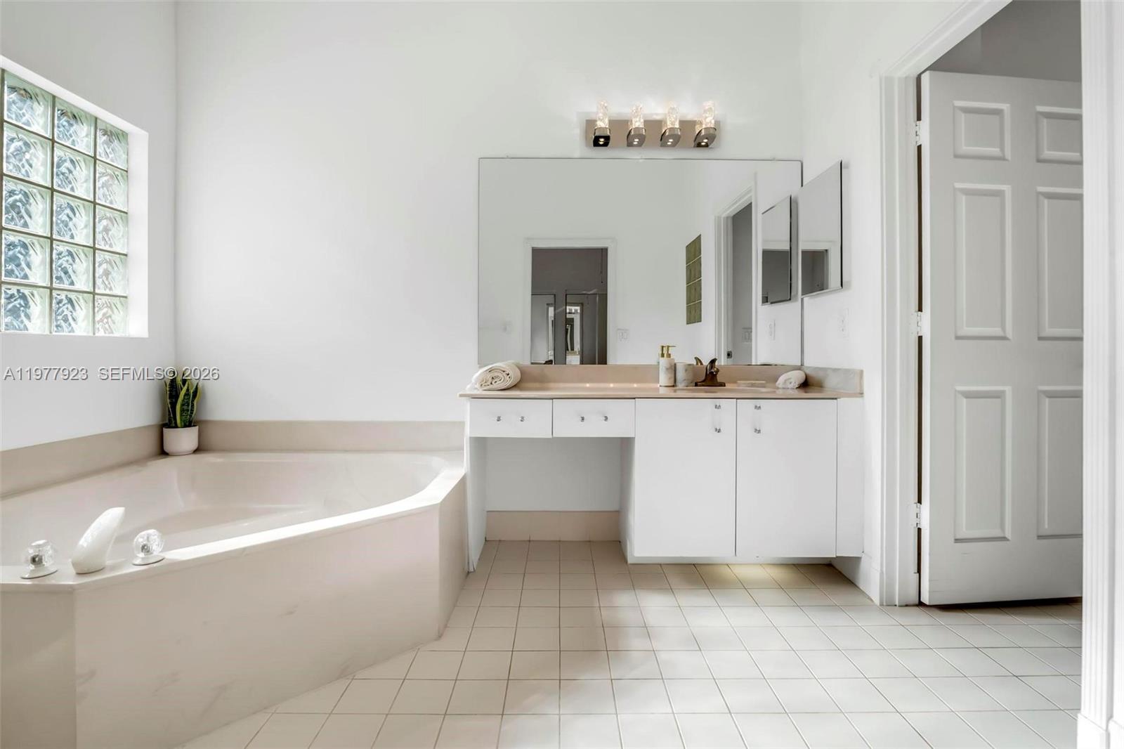 HOLLYWOOD LAKES COUNTRY C - Residential