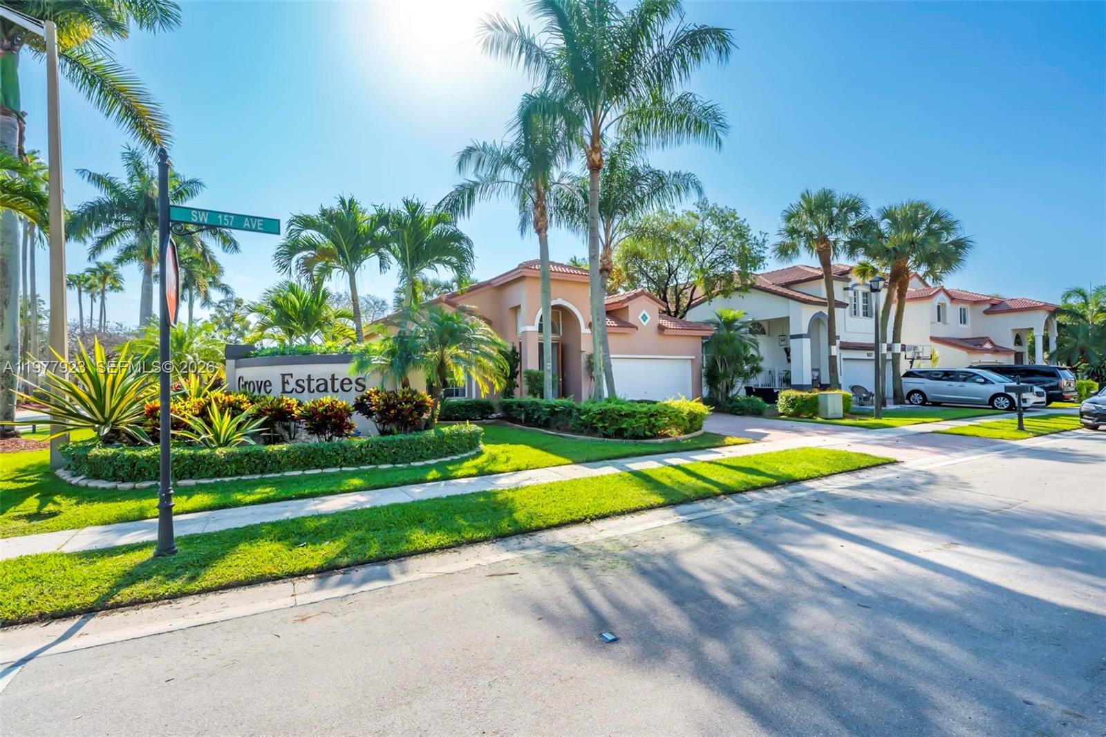 HOLLYWOOD LAKES COUNTRY C - Residential