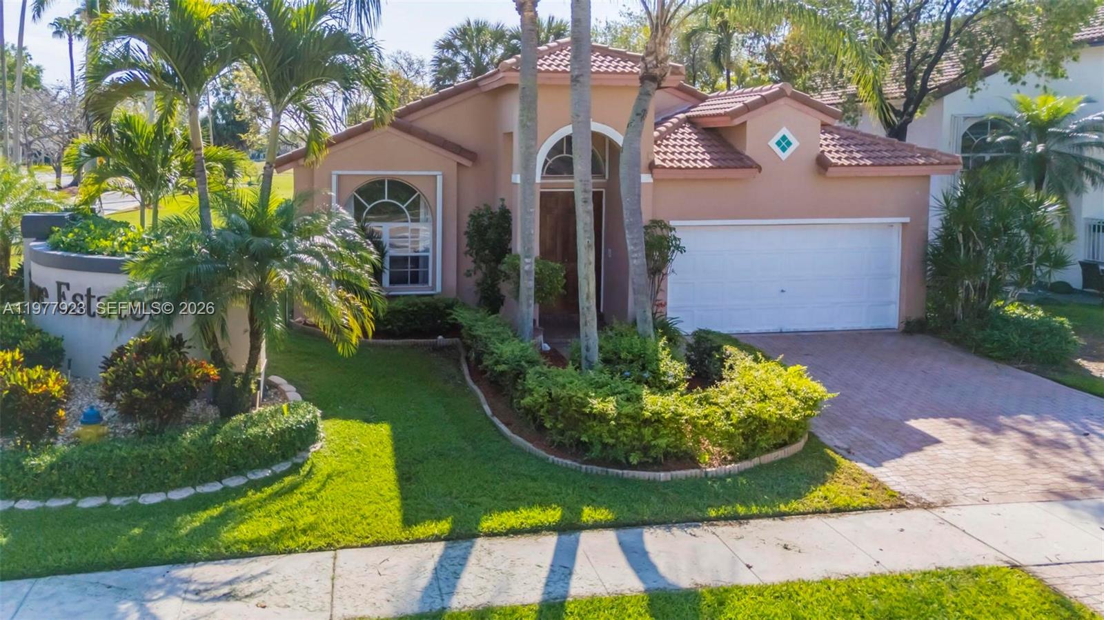 HOLLYWOOD LAKES COUNTRY C - Residential