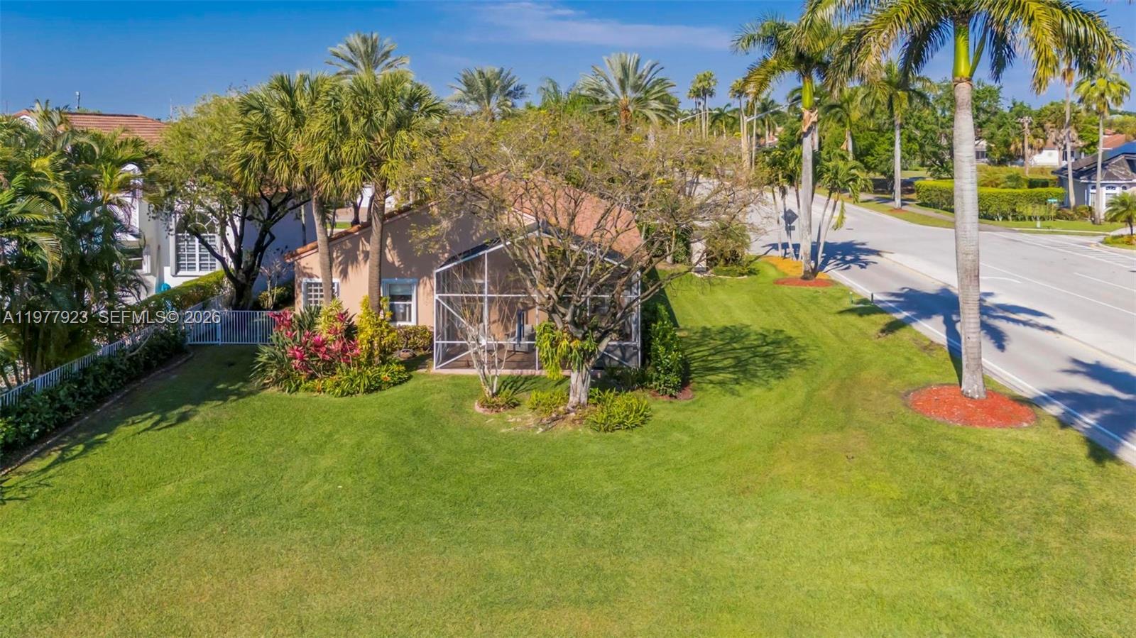 HOLLYWOOD LAKES COUNTRY C - Residential