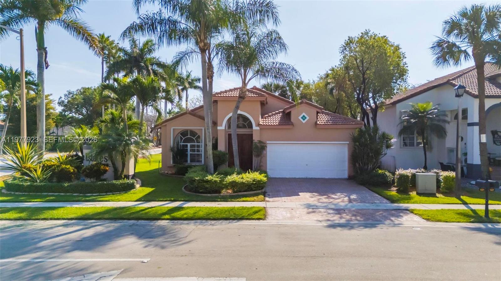 HOLLYWOOD LAKES COUNTRY C - Residential